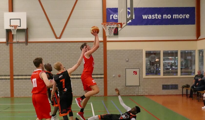 Jelle Hilhorst waagt een schot op de basket.