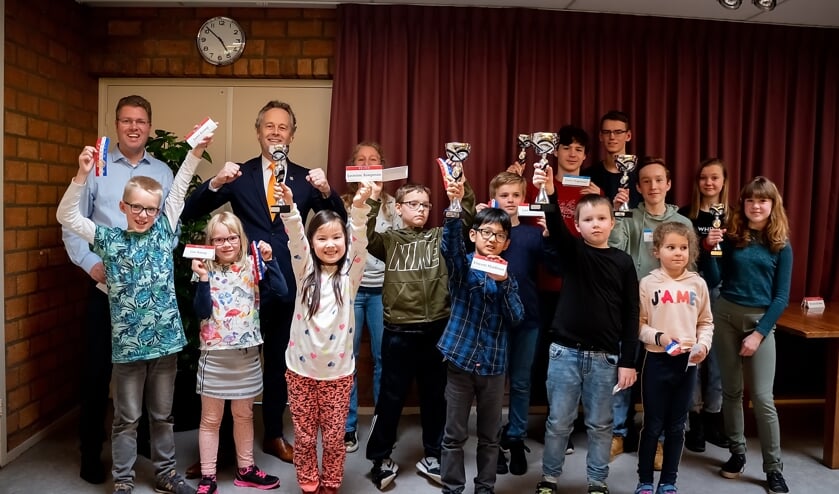 Wethouder Willem Joosten (achterste rij, 2e van links) reikte aan het eind van de middag de prijzen uit.