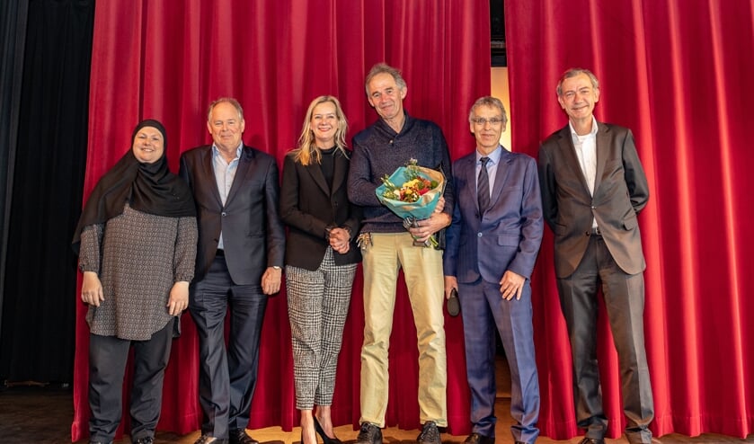 Huig van Duin (met bloemen) is uitgeroepen tot conciërge van het jaar 2019. | Foto Wil van Elk