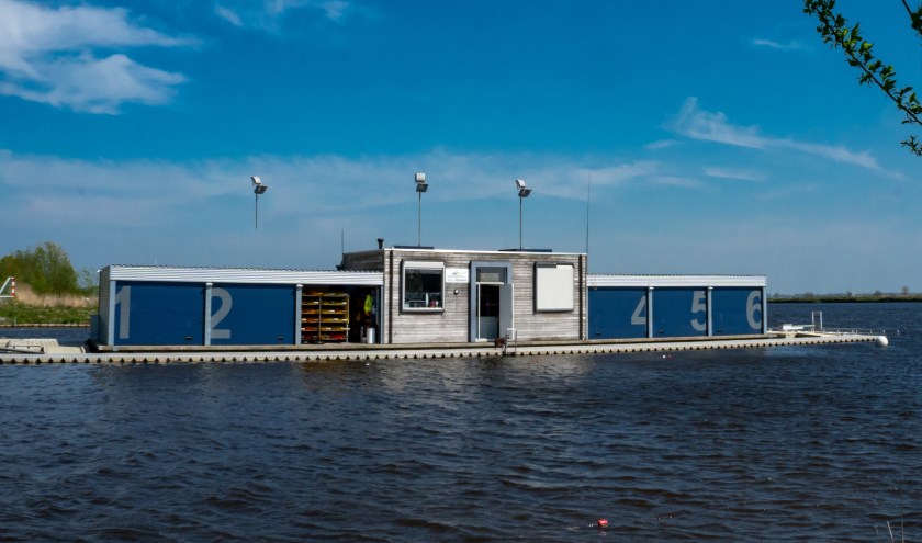 Het drijvende clubgebouw van Kano Rijnland.