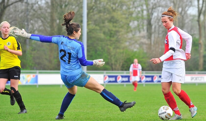 Madieke Zaad passeert met een sleepbeweging sluitpost Jana Spieker en scoort de 3-0.