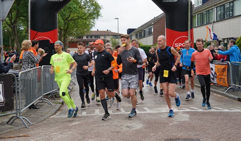 <p>De start van de Oranjeloop in 2019, toen dat nog kon in een grote groep. | Archieffoto: C. v.d. Laan </p>