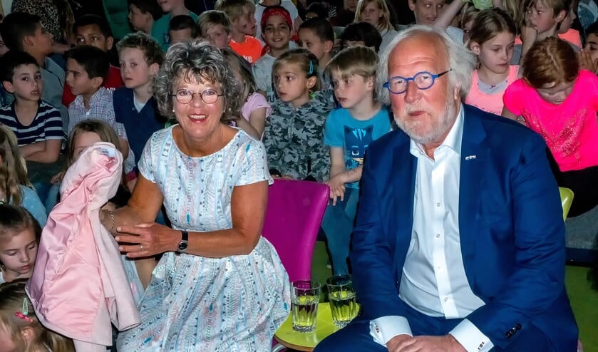 Alewien de Fockert en haar echtgenoot Eric Filemon tussen kinderen van De Hasselbraam.