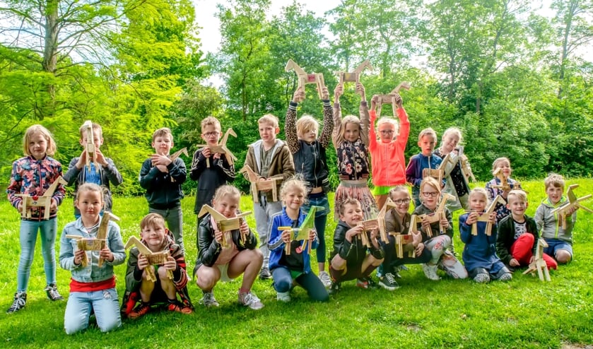 De leerlingen van de School Kastanjelaan met hun zelfgemaakte kunstwerken.