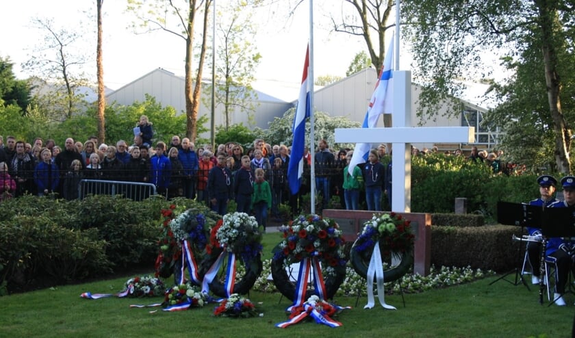 De Dodenherdenking bij het witte kruis op de algemene begraafplaats in Leiderdorp in 2019. Dit jaar wordt het heel anders, zonder publiek en met maar één kranslegging, door burgemeester Laila Driessen en voorzitter Hans Kruidenberg van de Oranjevereniging Leiderdorp.