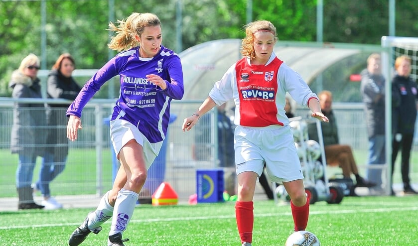 Ashley Lieverse (rechts) in duel met Marloes van der Wel van Odysseus.