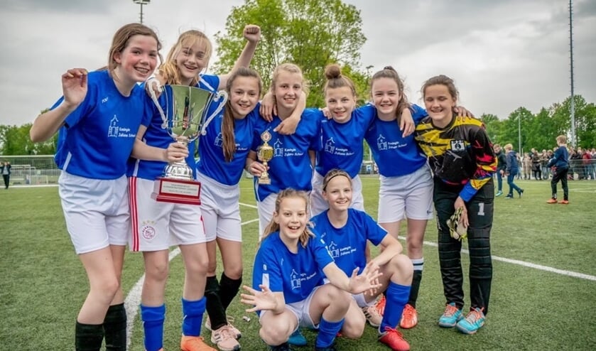 De meisjes van groep 7/8 van de Koningin Julianaschool.