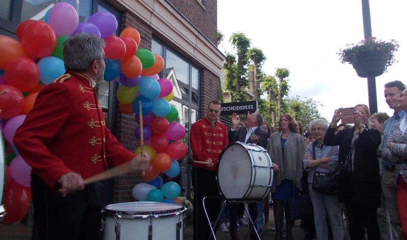 De Bergh drummers verwelkomen projectleider Piet Overduin en burgemeester Carla Breuer. | Foto: PdB