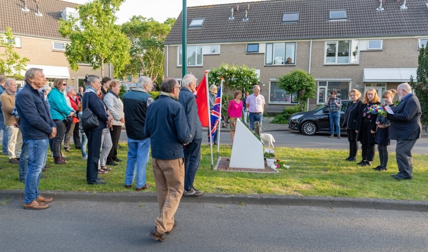 Bloemenleggen bij het Halifaxmonument te nagedachtenis aan de slachtoffers.