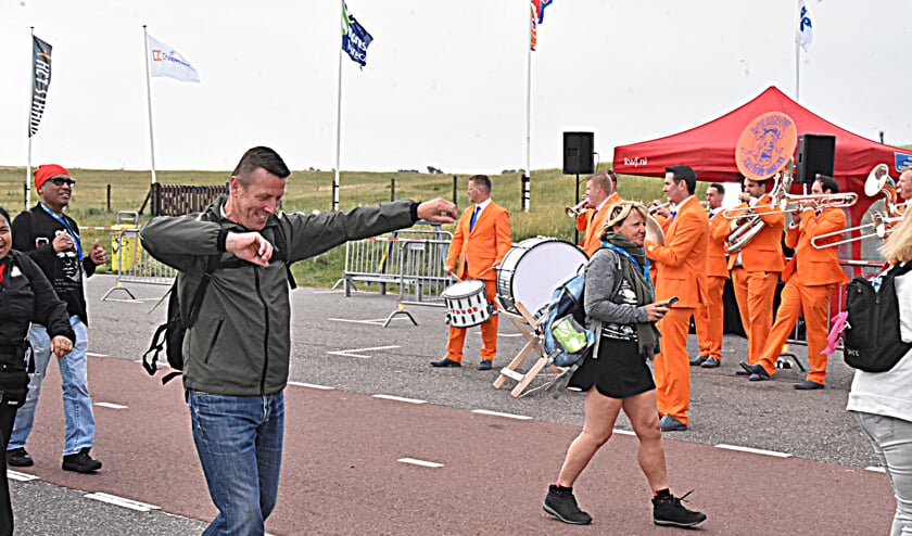 Start van de Kippen- en Kuikenloop op parkeerterrein Noordduinen.