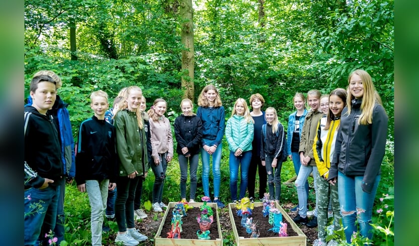 Boaz, Angie, Esmee, Indy, Lot, Lieke, Nine, Kim, Julius, Ravi, Dinand, Oscar, Roos, Tara, Anna-Kinke, Denise, Marieke, Evy, Laura en Dyanne maakten onder leiding van Marjan Waanders nieuwe groeisels voor de Heemtuin.