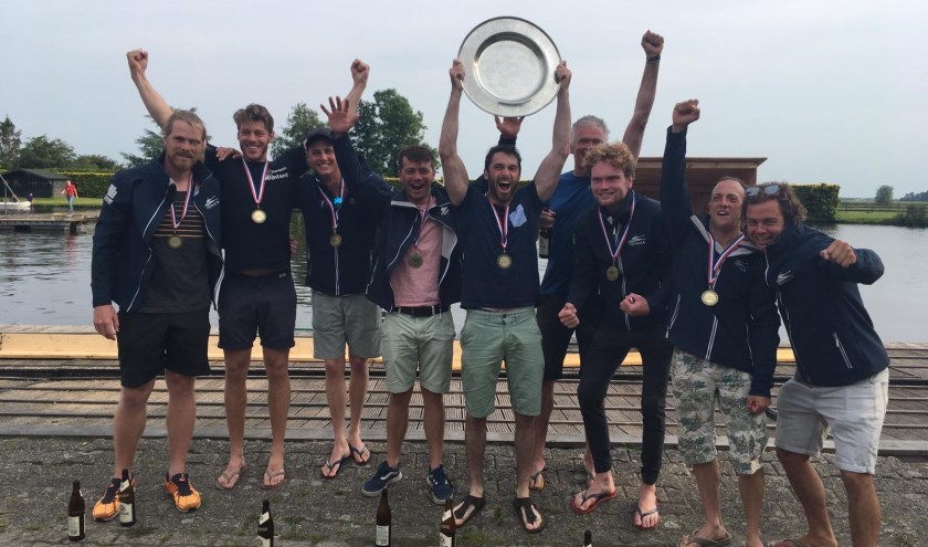 Rijnland A met de kampioensschaal.