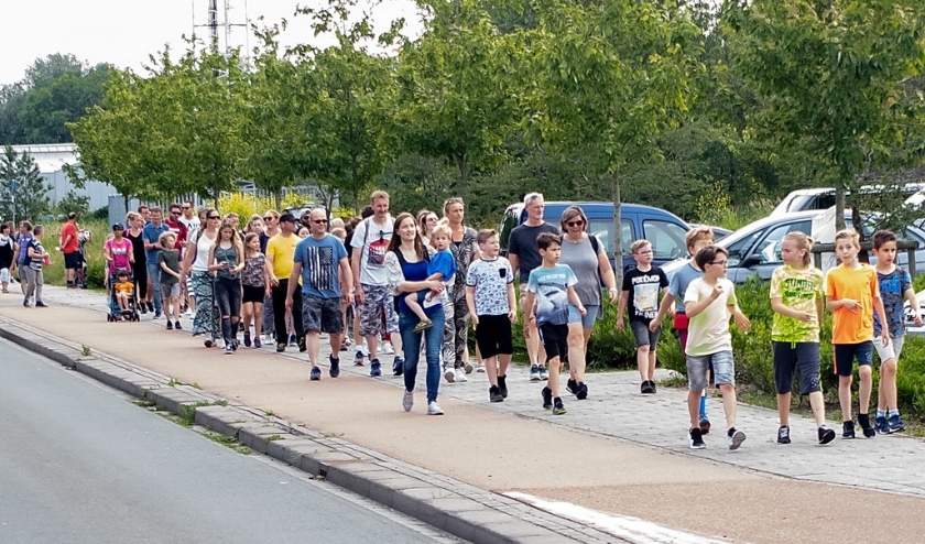Een sliert van Avondvierdaagse-lopers langs de Willem-Alexanderlaan in 2019.