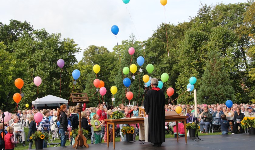 Los! De ballonnen met kinderwensen gaan de lucht in. | Foto: PR