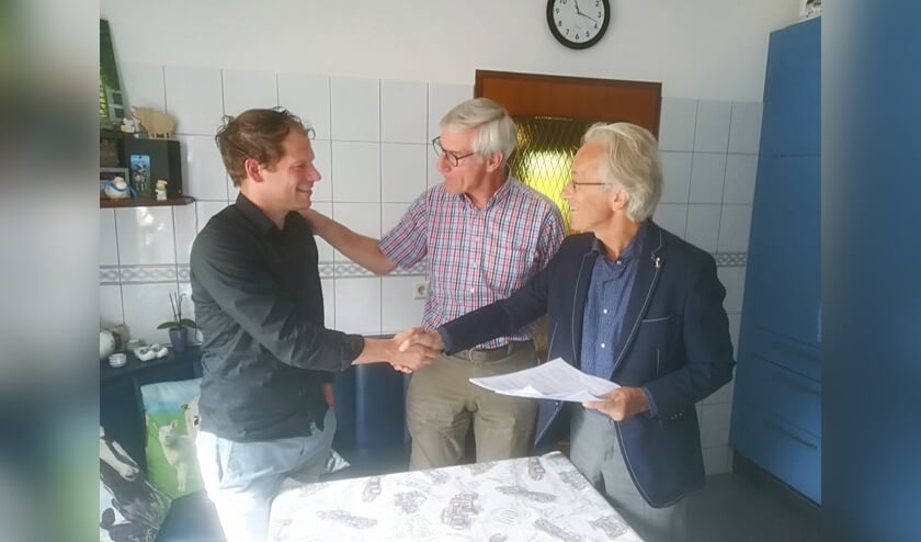 V.l.n.r. Marc de Bruin (Eneco), Jos Atteveld (bestuurslid Rijnland Energie) en Rob Boerée (voorzitter Rijnland Energie) bij de ondertekening van de samenwerkingsovereenkomst.