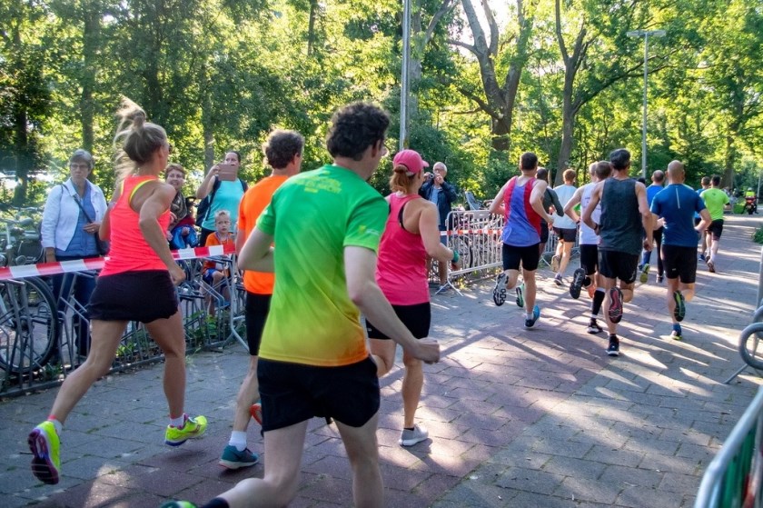 En ze zijn weg. De deelnemers aan de 6,3 en 10,3 kilometer leggen hun eerste meters af vanaf het startpunt bij voetbalvereniging RCL in De Bloemerd.