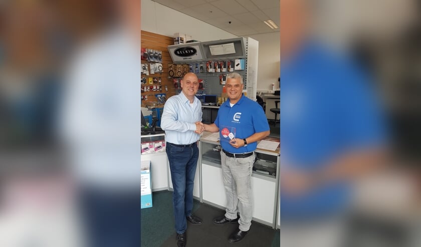 Murat Kivrakdal krijgt zijn prijs uit handen van een vertegenwoordiger van SBB.