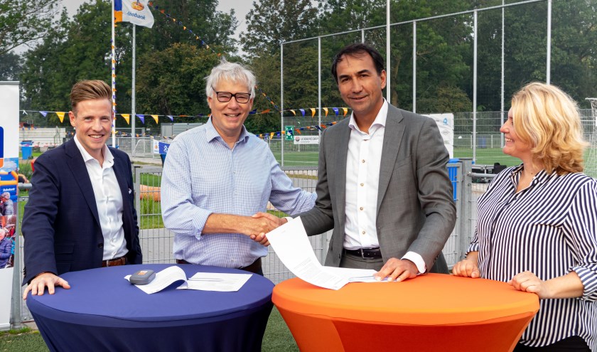 Onder toeziend oog van Rens van den Tol en Priscilla Akerboom Rabobank medewerkers betrokken bij vv RCL, werd het contract ondertekend door RCL voorzitter Dick van der Bijl (2e van links) en Rabobank directievoorzitter Erik Versnel.