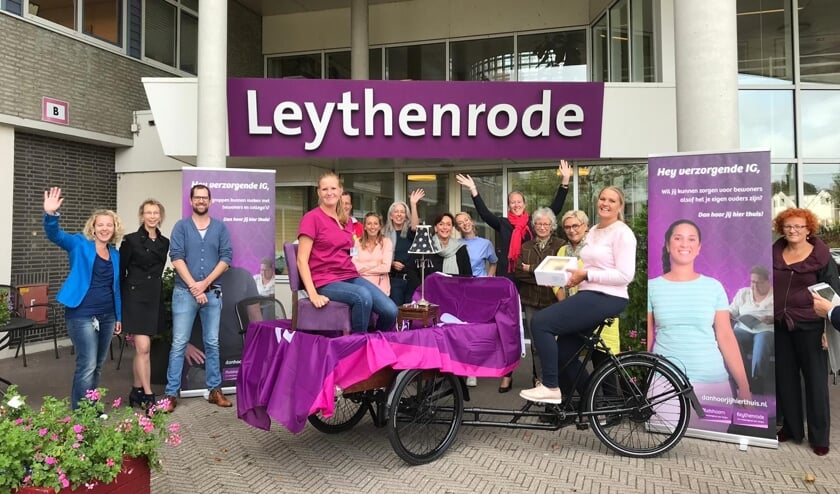 Directeur Brigitte Weimar van de Alrijne verpleeghuizen reed op een bakfiets met minihuiskamer en taart van Leythenrode in Leiderdorp naar Oudshoorn in Alphen.