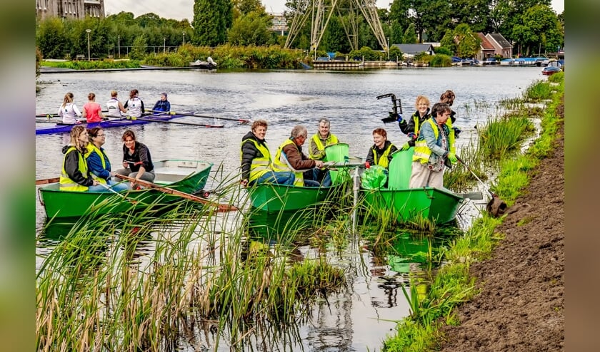 Met gemiddeld tien vrijwilligers van verschillende pluimage gaan De Straatjutters op jacht naar zwerfvuil, elke veertien dagen op vrijdag.