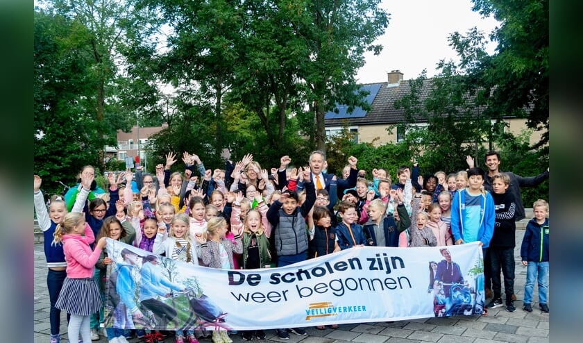 De kinderen van de Regenboog vragen aandacht voor de actie 'De scholen zijn weer begonnen'.