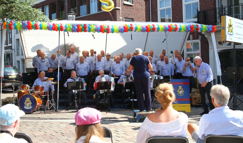 Het Vierkant zat vorig jaar september vol tijdens de feestweek en het shantykorenfestival. Voor het plaatsen van terrassen op gemeentegrond betalen horecaondernemers precariobelasting.