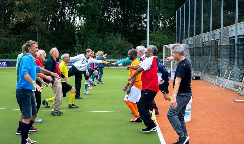 De clinic startte met oefeningen om de spieren los te maken.