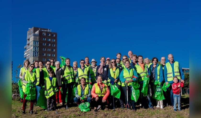 De hele World Cleanup Day opruimploeg klaar om aan de slag te gaan.