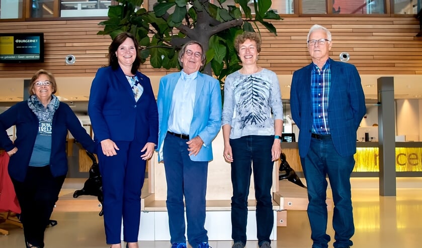 Wethouder Angelique Beehuizen (2e van links) met adviesraadleden (v.l.n.r.) Babs Banning, Hein van der Zande (voorzitter), Jessica Langenhoff en Jan van Gorp. Op de foto ontbreken Wies Dahmen, Matthijs Landsmeer en Astrid Selier. | Foto: J.P. Kranenburg