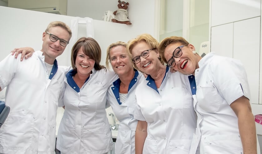 Jan Domburg met zijn team, v.l.n.r. assistente Karin van Schagen, mondhygiëniste Judith Hunting en assistentes Joke Klein en Marianne van Eijk.