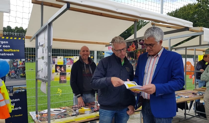 <p>De wethouder (rechts) vorig jaar tijdens een presentatie van het programmaboekje van ODI.| Foto: archief</p>