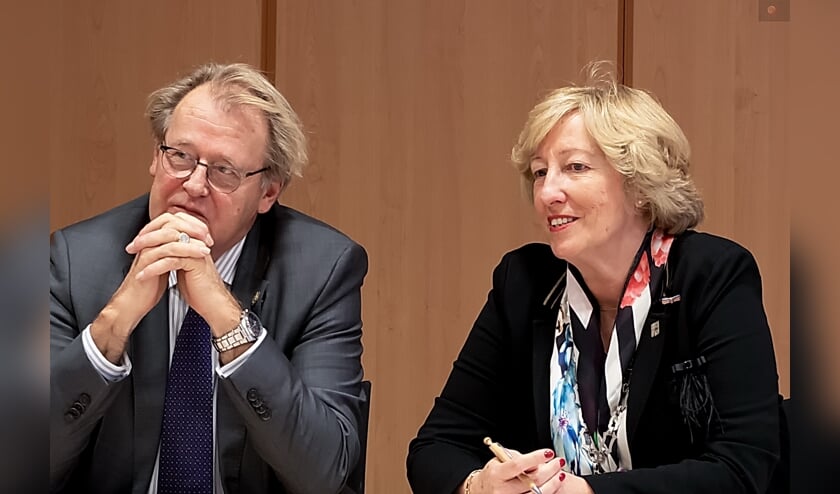 Commissaris van de Koning Jaap Smit en burgemeester Laila Driessen tijdens de persconferentie na afloop van een werkbezoek van Smit aan Leiderdorp. | Foto: J.P. Kranenburg