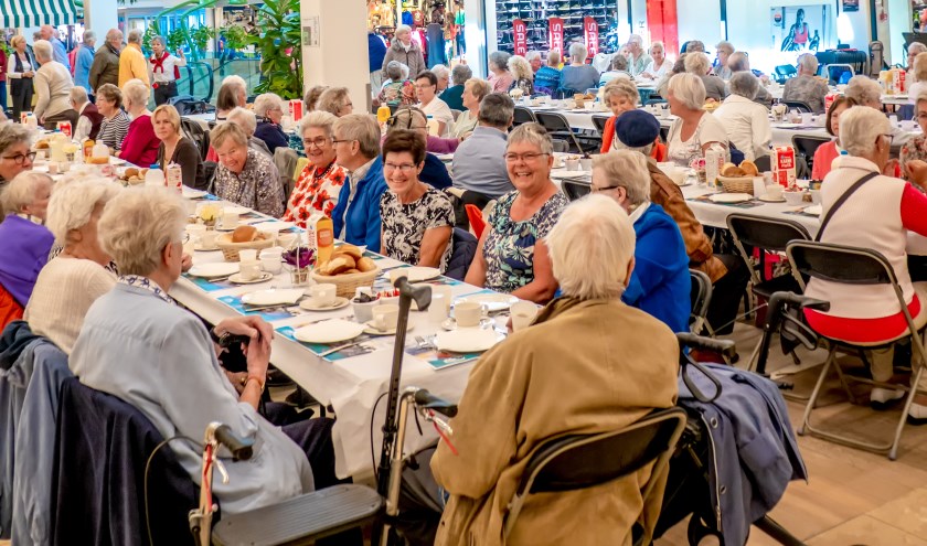 Vorig jaar schoven ruim 120 Leiderdorpers aan bij de Langste Tafel op het Hemaplein in winkelcentrum Winkelhof.