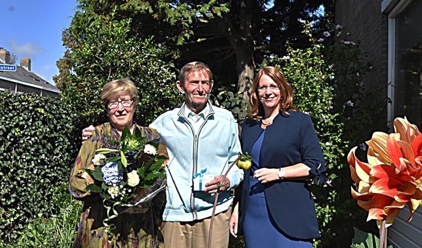 Burgemeester Carla Breuer kwam het diamanten paar feliciteren. | Foto: PvK