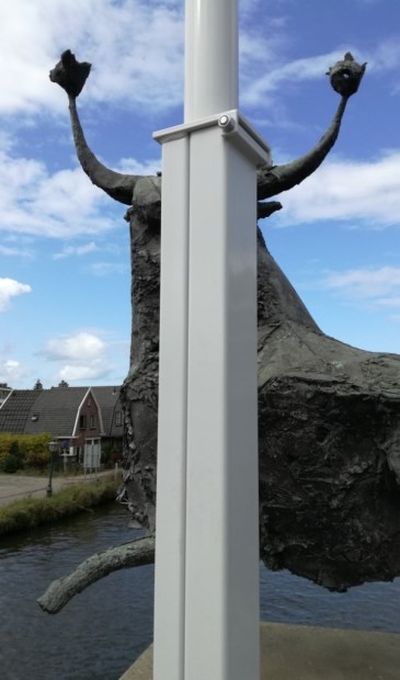 De Stier van Theo van der Nahmer met paal voor zijn kop.