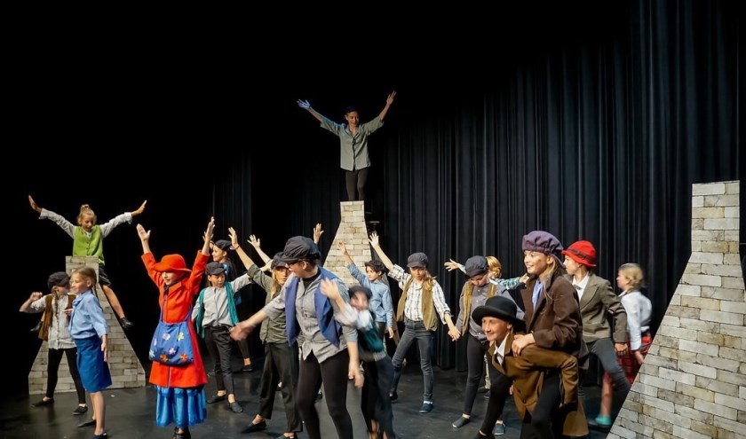 De laatste opvoering van Mary Poppins zit erop en de acteurs nemen een welverdiend applaus in ontvangst.