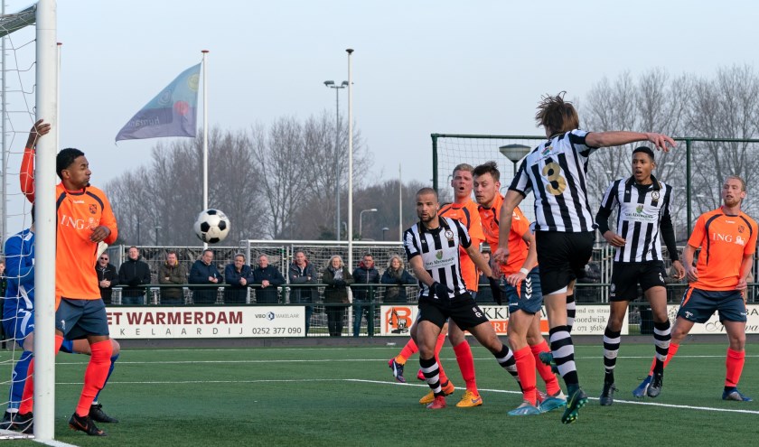 Nik Lim (3) schiet de (2-1) binnen op de rug gezien. | Foto: Johanna Oskam