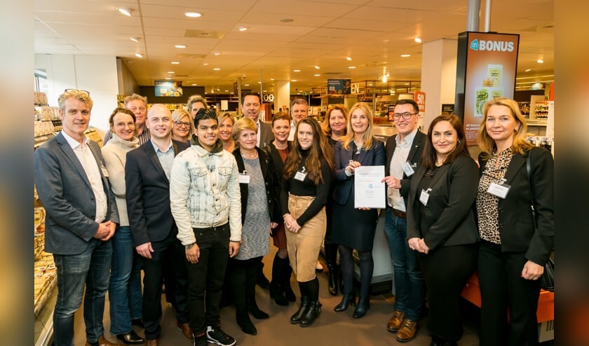 Vertegenwoordigers van AH en het WSPHR na ondertekening van de samenwerkingsovereenkomst.