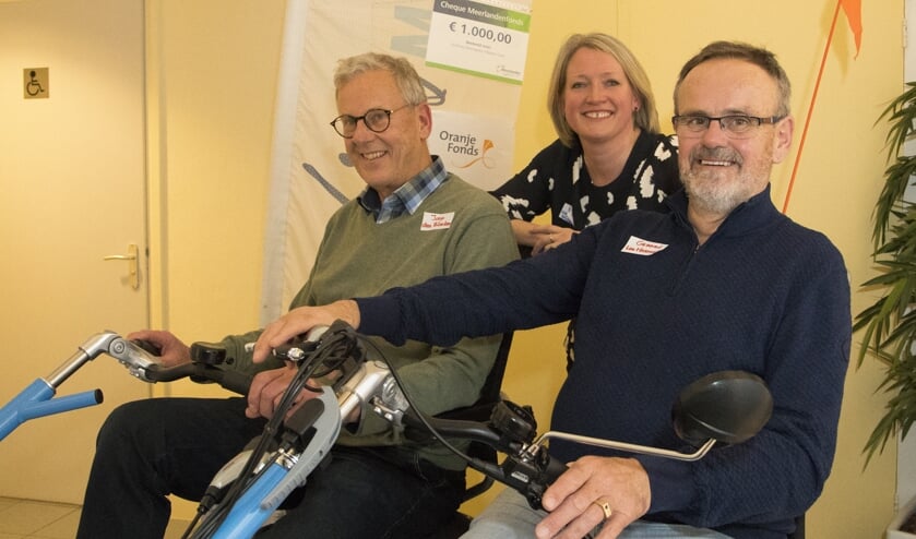 Het bestuur van Fietsmaatjes Hillegom Lisse: Joop den Blanken, Esther Tait en Gerard ter Harmsel. | Foto: pr