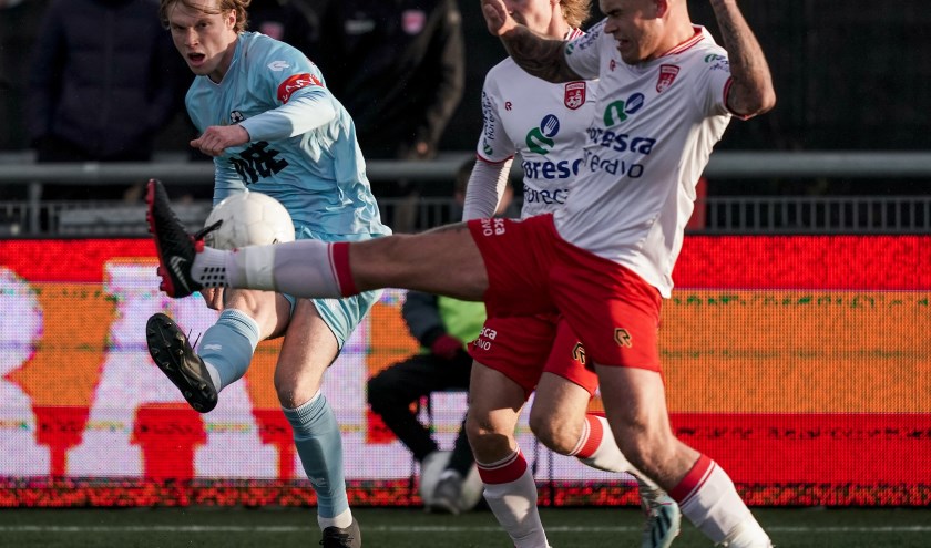 Vincent Dani van der Moot van Rijnsburgse Boys in gevecht met Nick van Staveren. | Foto: OrangePictures
