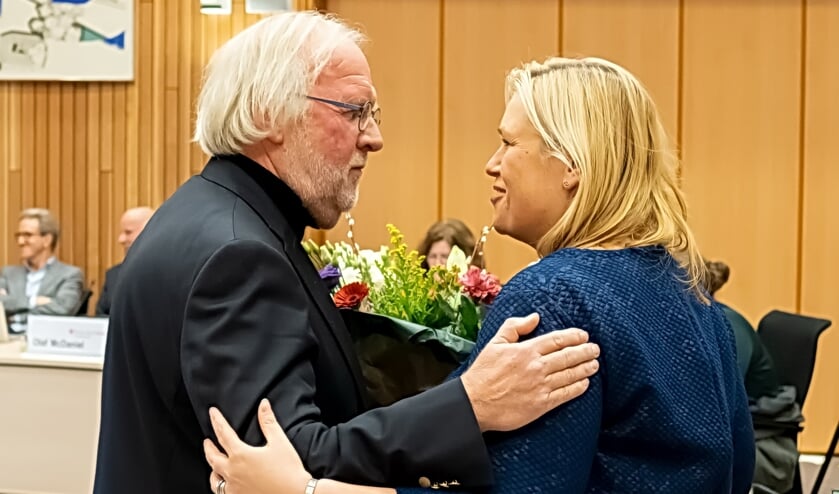 Bloemen van LPL raadslid Eric Filemon voor de vertrekkende LPL wethouder Martine de Bas.