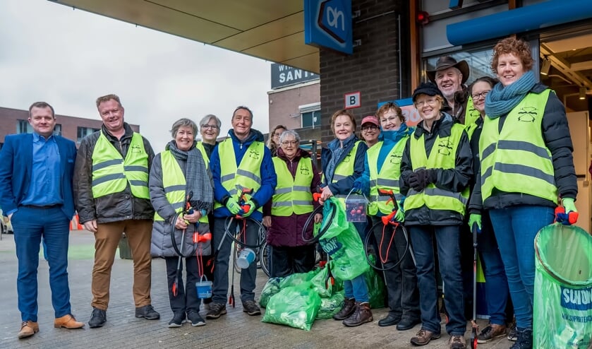 De Straatjutters Leiderdorp, geholpen door wethouder Rik van Woudenberg (2e van links), hebben vrijdag weer zakken vol zwerfafval geraapt.