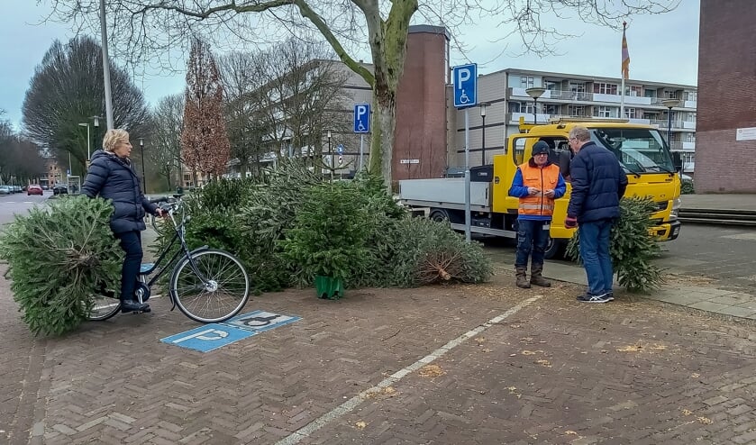 <p>Op het parkeerterrein bij de Scheppingskerk kunnen ook volgende week woensdag weer kerstbomen worden ingeleverd </p>