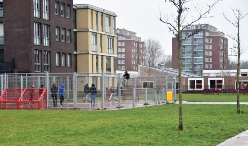 De Julianaschool in Rijnburg (rechts) krijgt als eerste school in Katwijk een bosrijk buitenlokaal. | Foto: CvdS