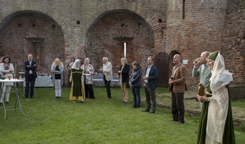 <p pstyle="brood">De genodigden werden door Jacoba van Beieren onthaald in de Ruïne van Teylingen. | Foto: pr./Ed Slagboom</p>