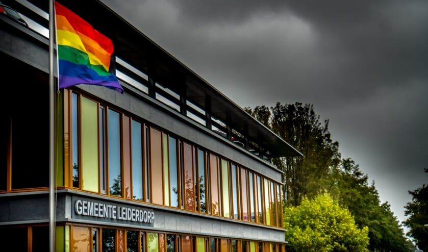 <p>De regenboogvlag wappert weer bij de entree van het Leiderdorpse gemeentehuis.</p>