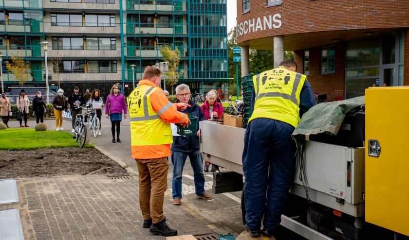<p>Er vormde zich vorige week dinsdagmiddag een lange rij aan de Dennenschans, waar wethouder Rik van Woudenberg GFE-bakjes uitdeelde.</p>