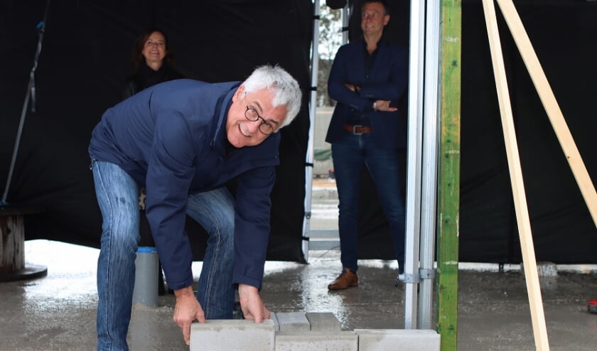 <p>Symbolisch tilt de wethouder de eerst steen op zijn plek. | Foto: gemeente Noordwijk</p>