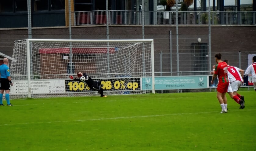 <p>Andrew Bontje stopt de penalty van DSO. | Foto: J.P. Kranenburg</p>
