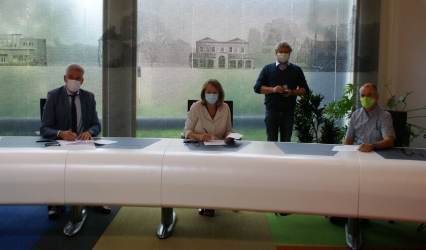 <p>Roel Broer, Lies Spruit, Edwin de Haas (staand) en Ad van den Heuvel (zittend). Laatstgenoemde is de nieuwe consul.</p>
